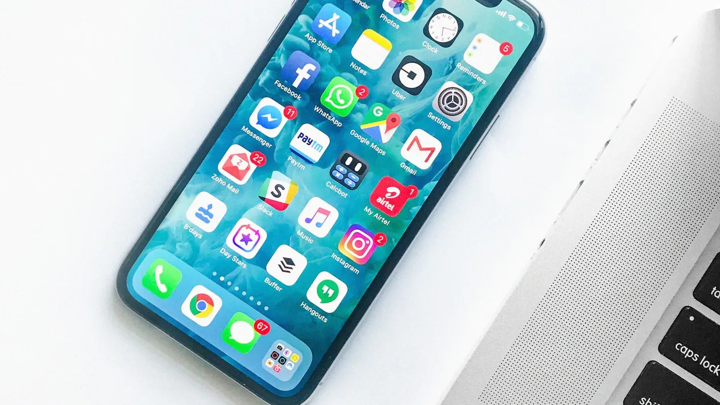 Titolare di un’azienda che controlla su smartphone il layout poco efficace del proprio sito mobile