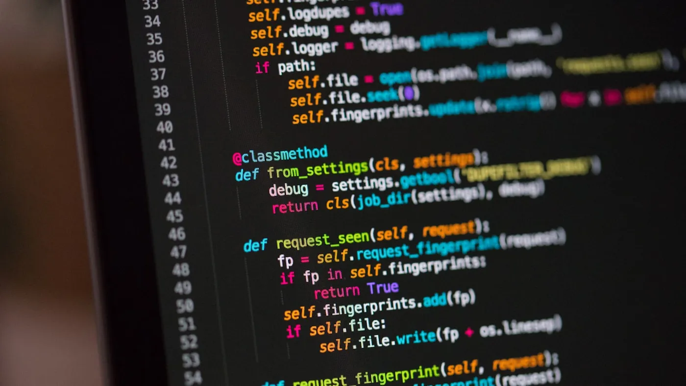 Entwickler arbeitet daran, Ladegeschwindigkeit und Performance einer Website zu verbessern
