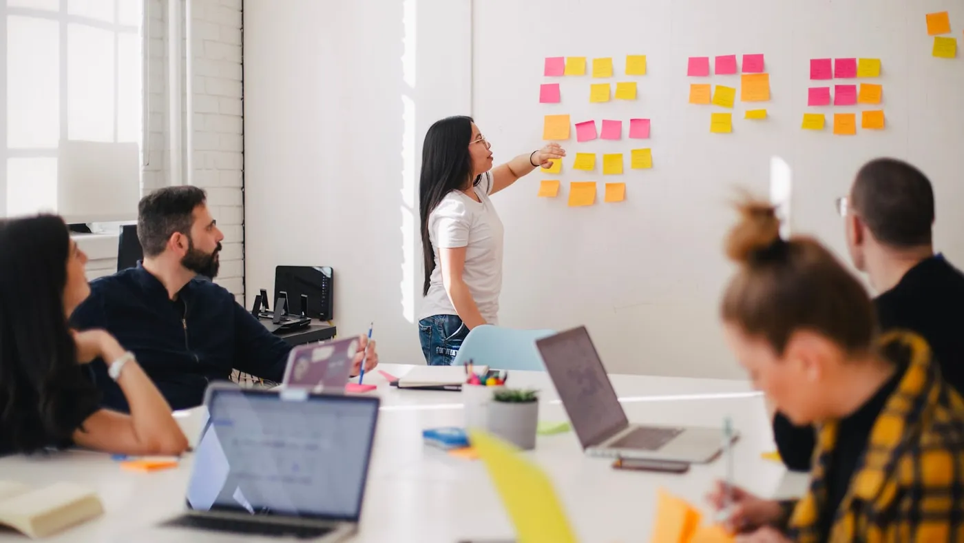 Unternehmer vergleichen in einem Meeting Webdesign-Agenturen