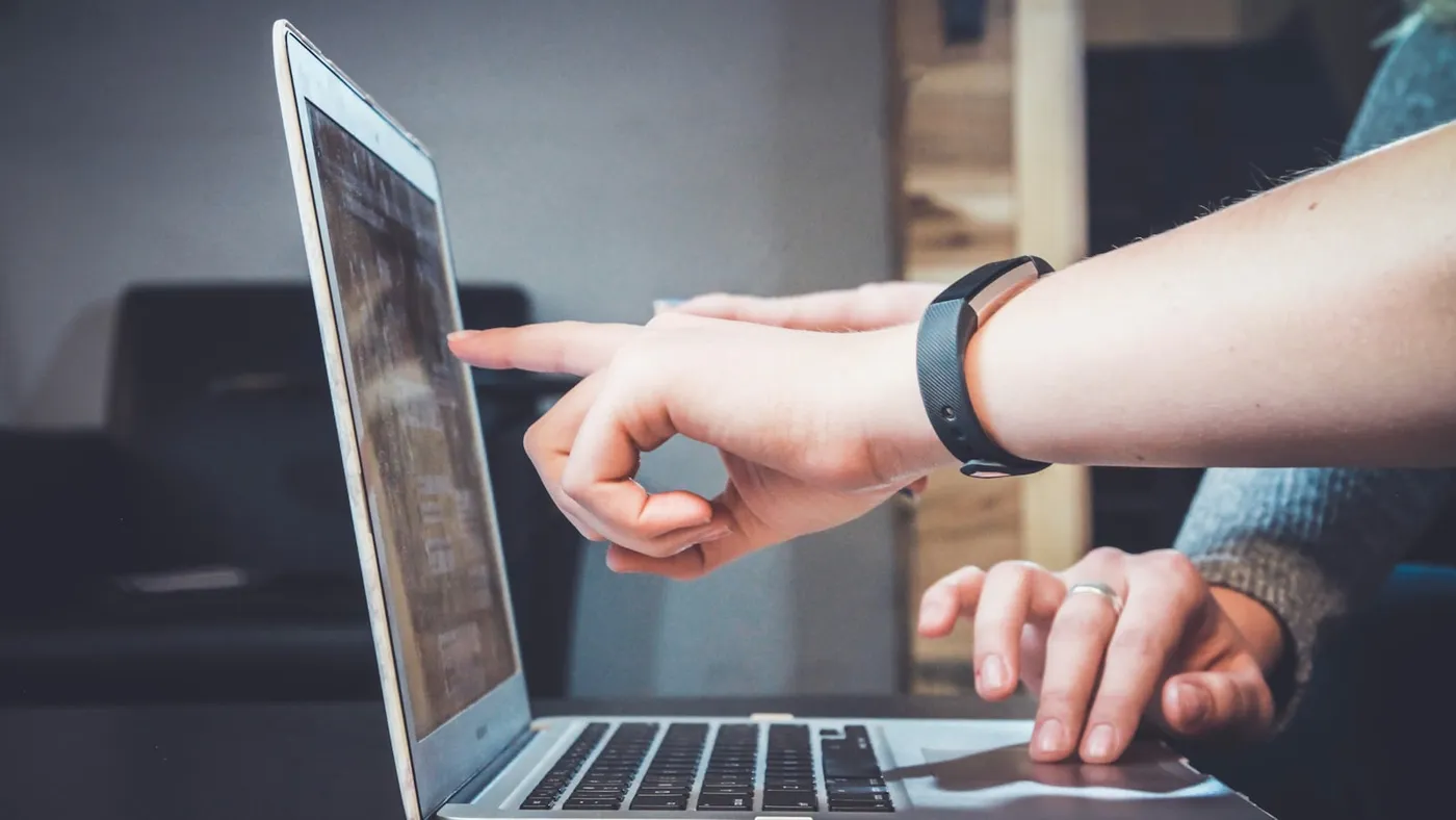 Laptop mit der Prüfung eines Angebots einer Webdesign-Agentur