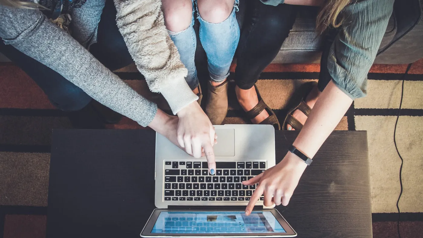 Team bespricht mit einer Webdesign-Agentur den Projektumfang