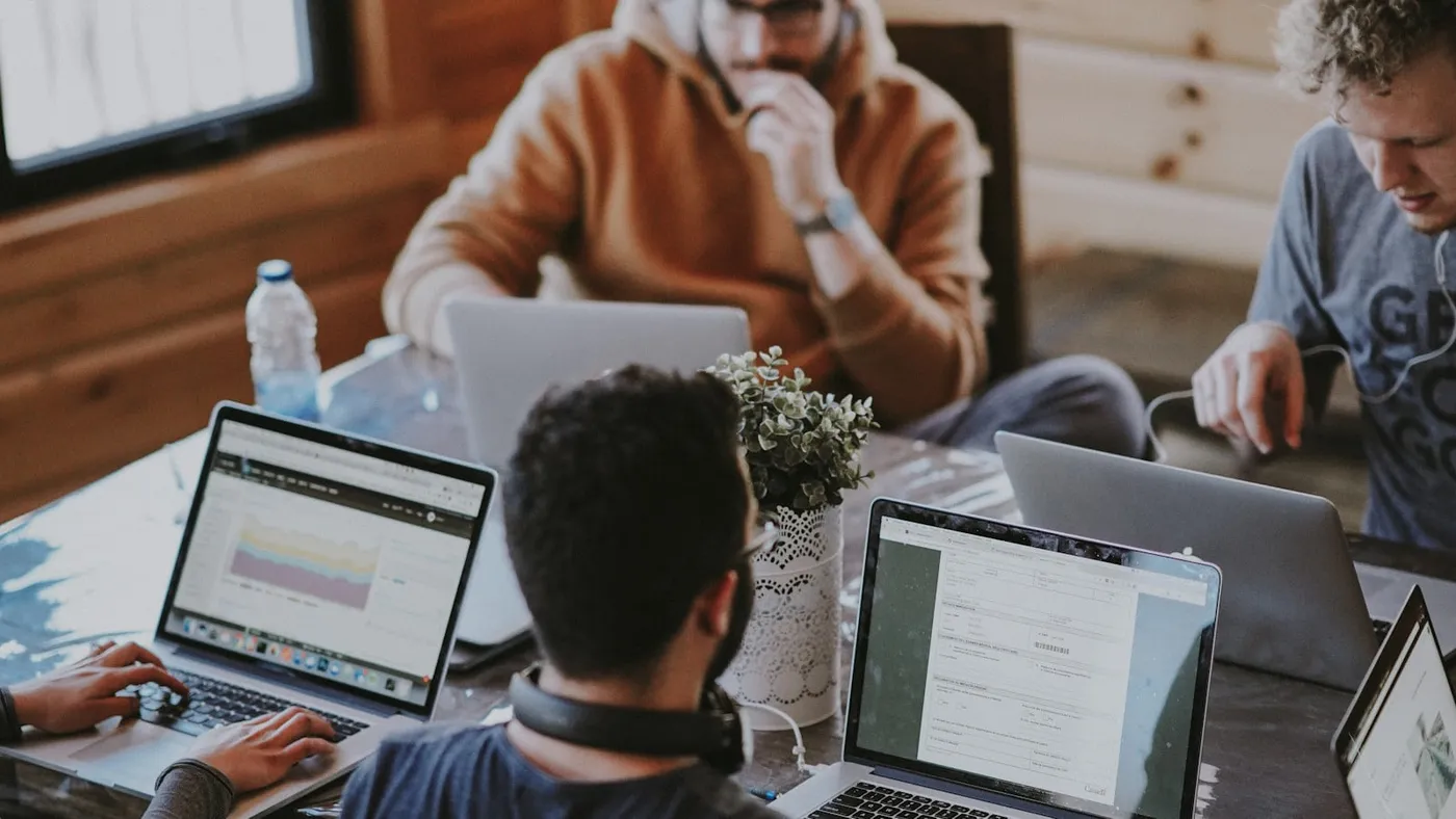Unternehmensteam bereitet Fragen für ein Gespräch mit einer Webdesign-Agentur vor