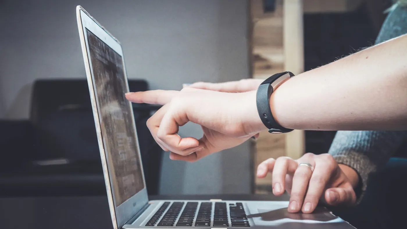 Ordinateur portable affichant le plan d'un tunnel d'emailing pour une marque de services
