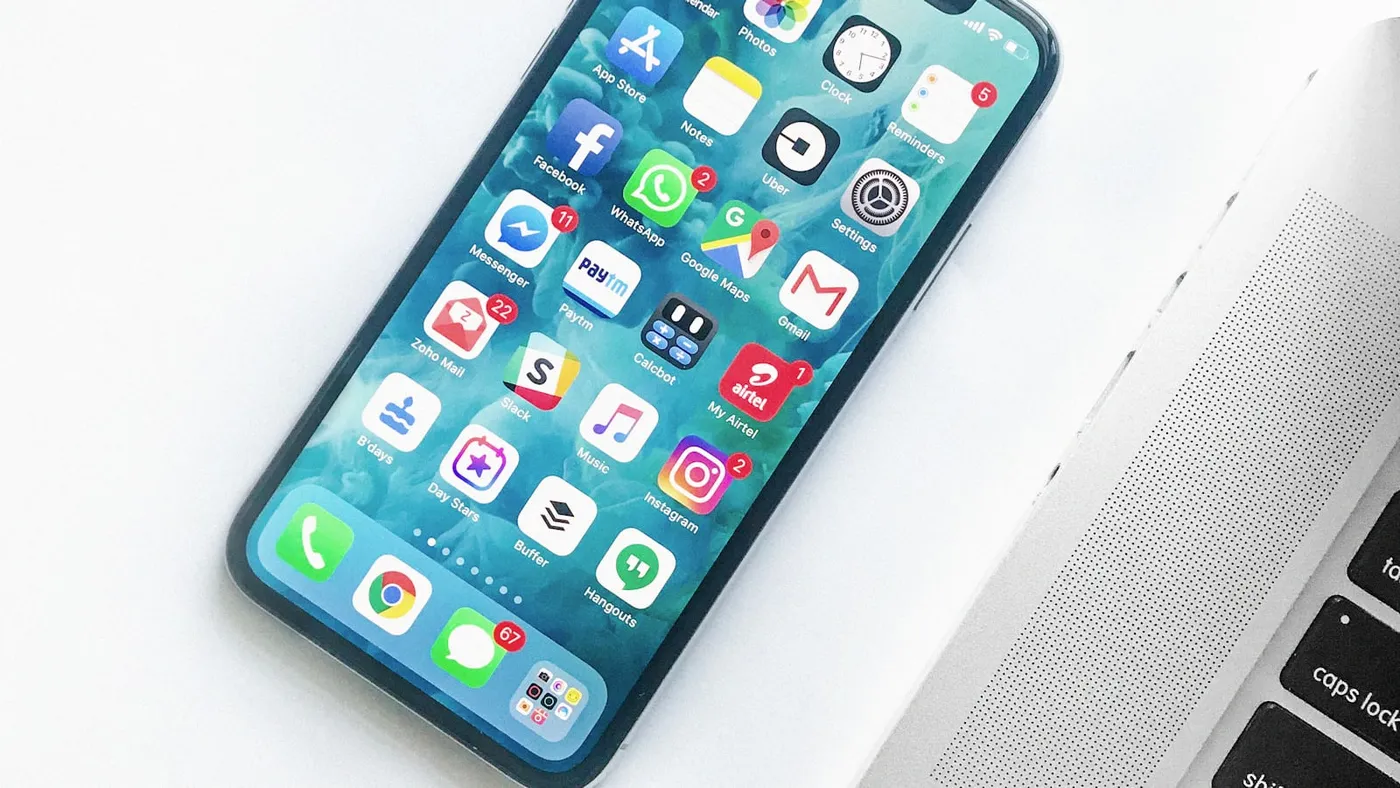 Teléfono mostrando el flujo de planificación de una campaña de mensajes de texto para un negocio local