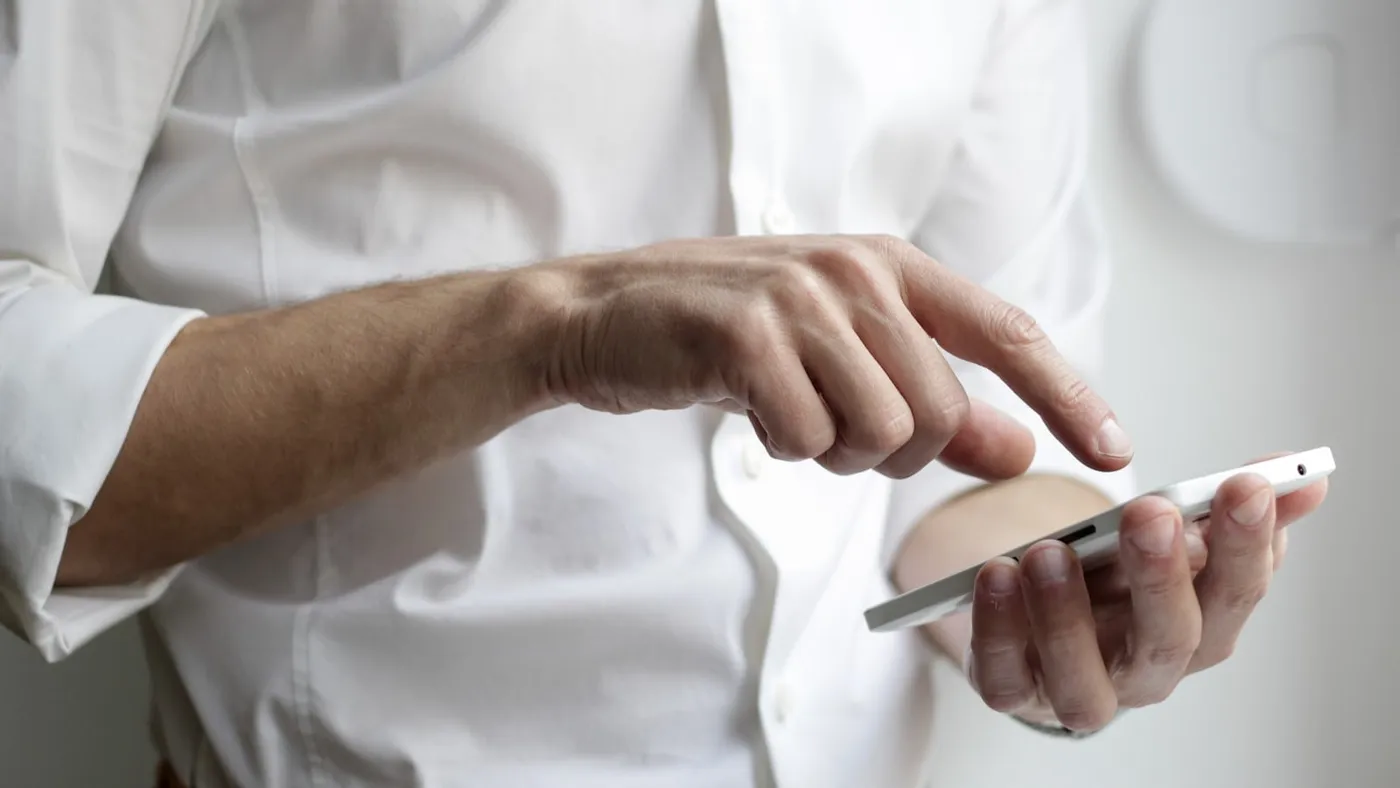 Cliente comprobando el momento de envío de los SMS y las notificaciones en un smartphone