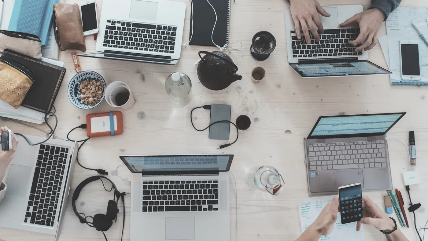 Equipo coordinando las operaciones de marketing local y los flujos de trabajo de SMS