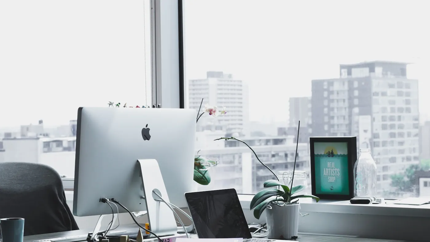 Arbeitsplatz zum Gestalten und Optimieren einer Dienstleister-Website für Conversions