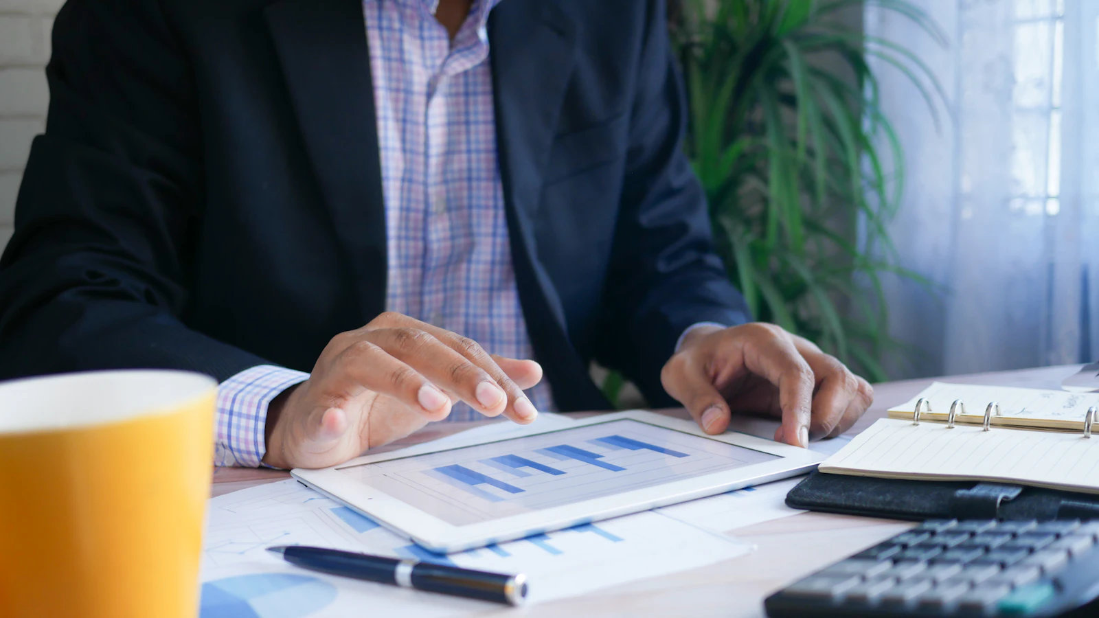 Escritorio de finanzas con informes contables y una calculadora
