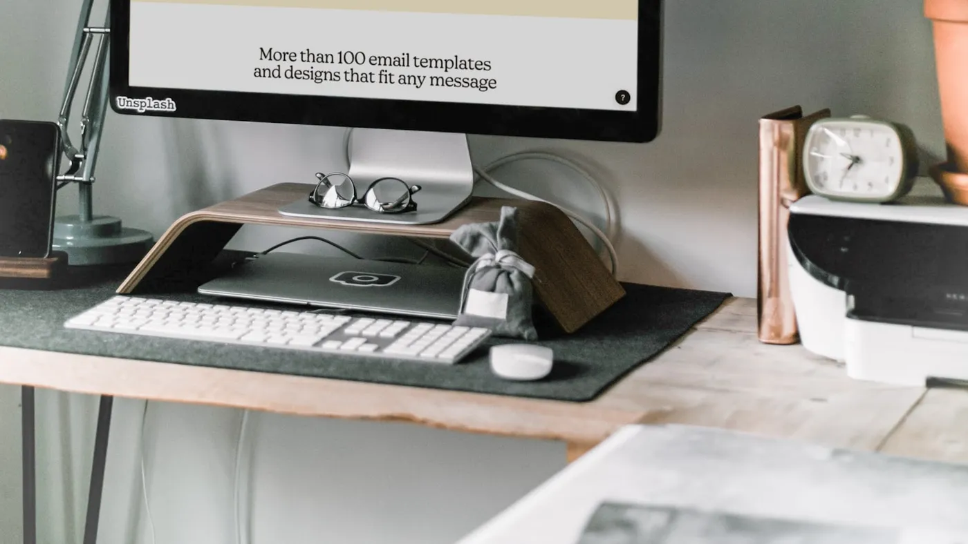 Computer su scrivania in ambiente di lavoro