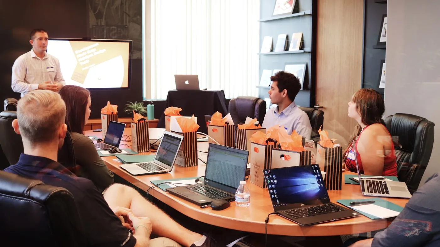 Team marketing che definisce frequenza e segmenti email essenziali