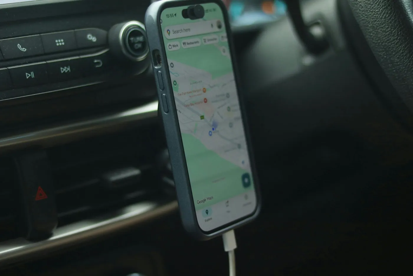 Navigations-App auf einem Smartphone mit Suche in der Nähe und Kartensichtbarkeit