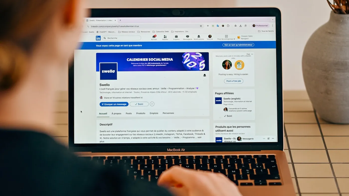 Online-Reputation und Profilverwaltung in einer horizontalen Laptop-Ansicht