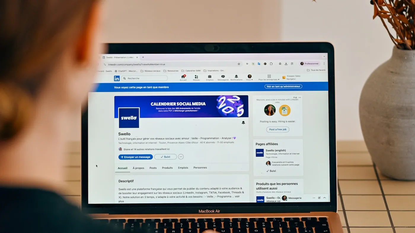 Analyse de requetes SEO sur ordinateur portable