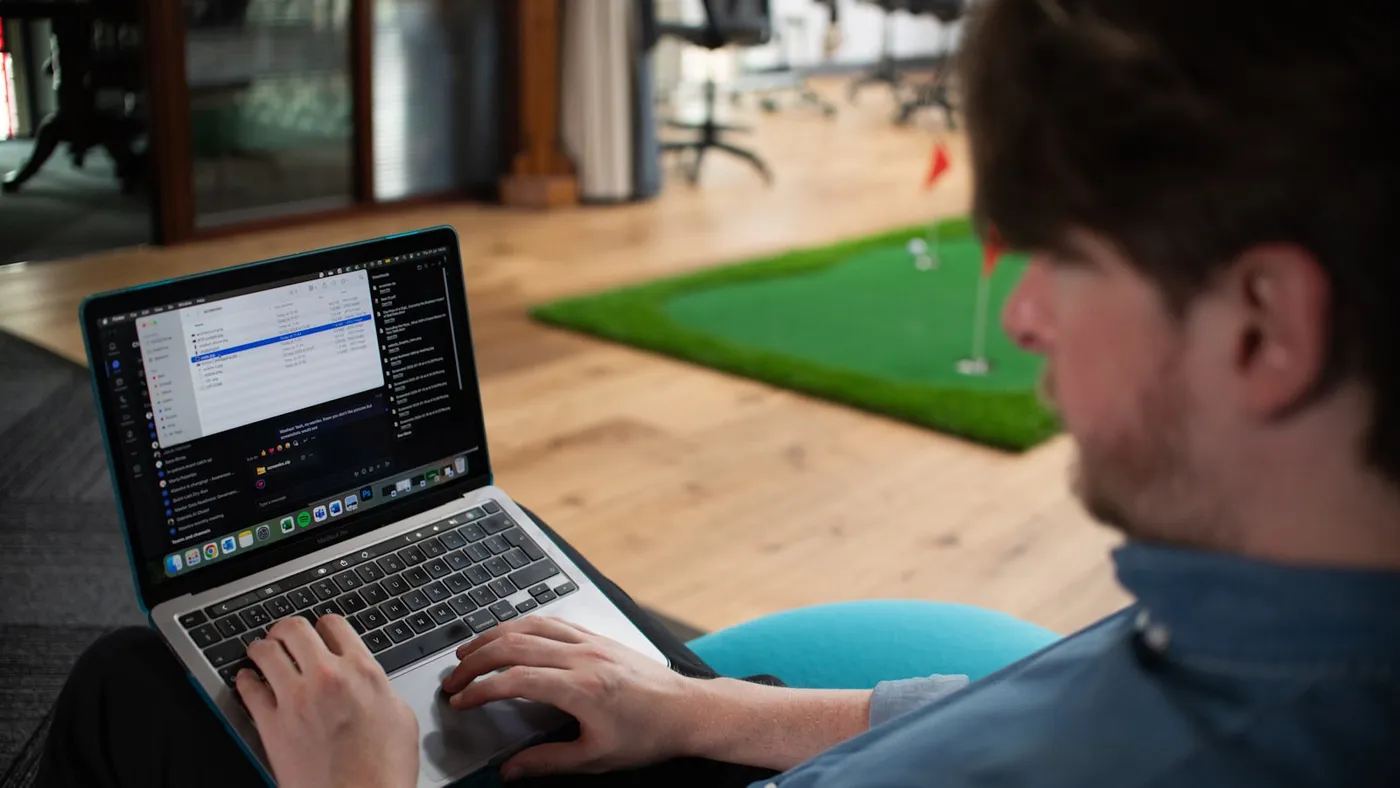 Travail d optimisation SEO sur ordinateur