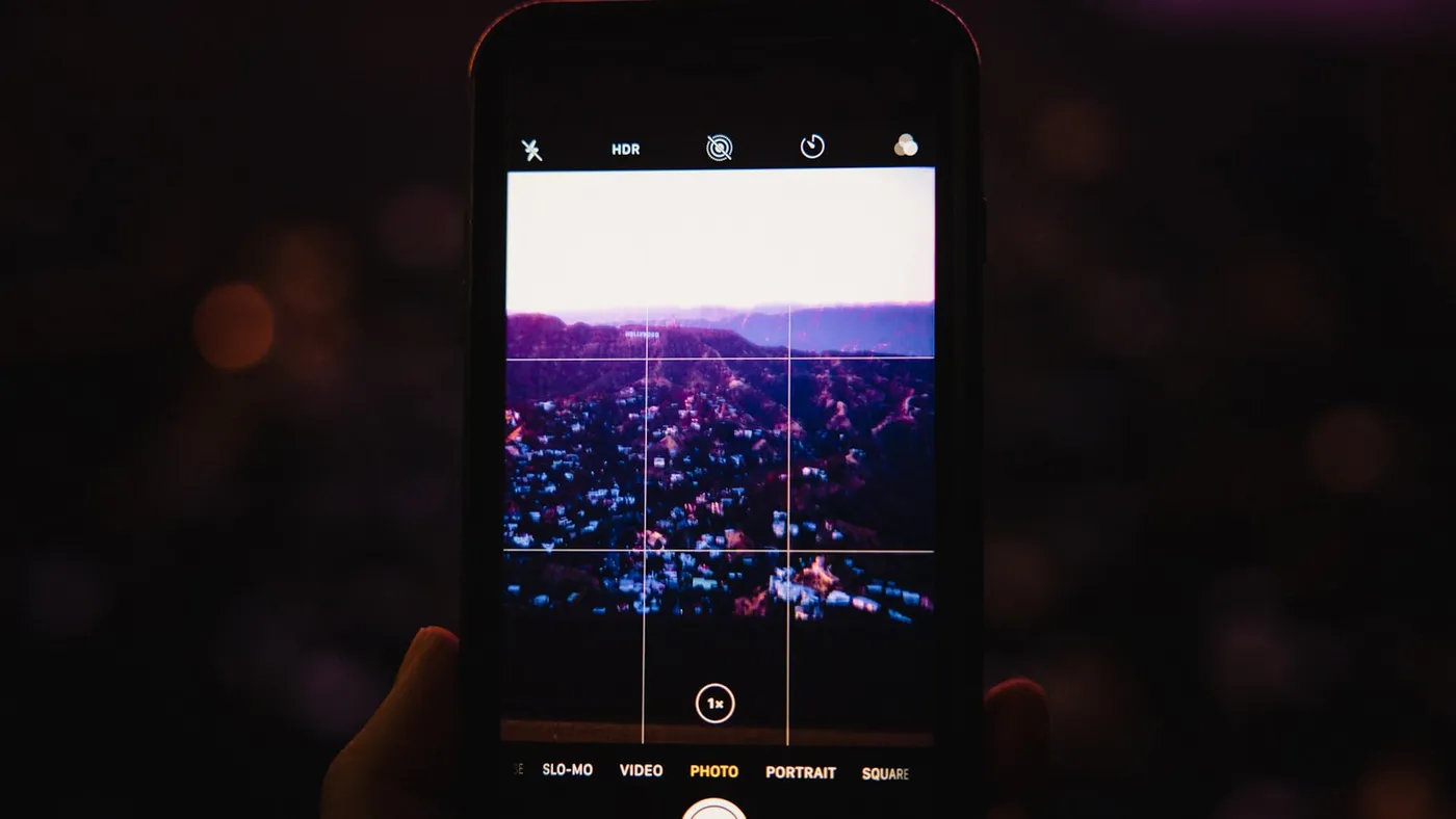 Smartphone con mappa aperta per ricerca locale