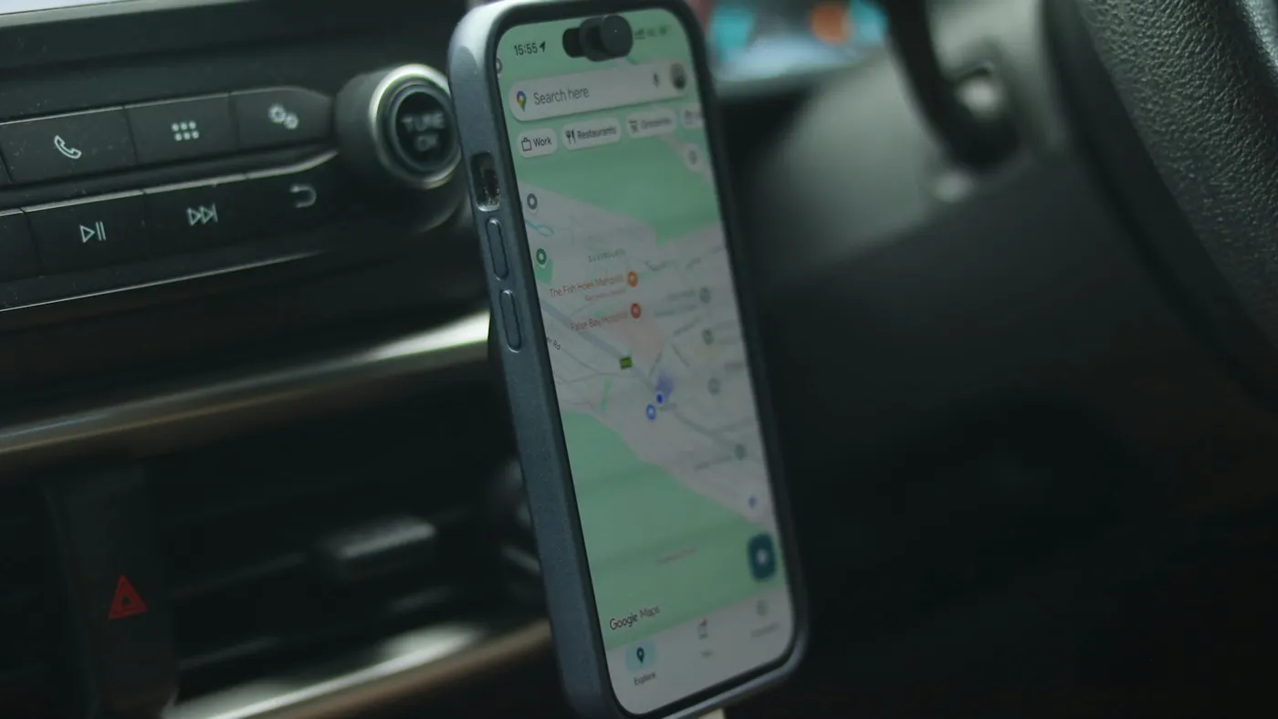 Navigazione locale su smartphone in auto