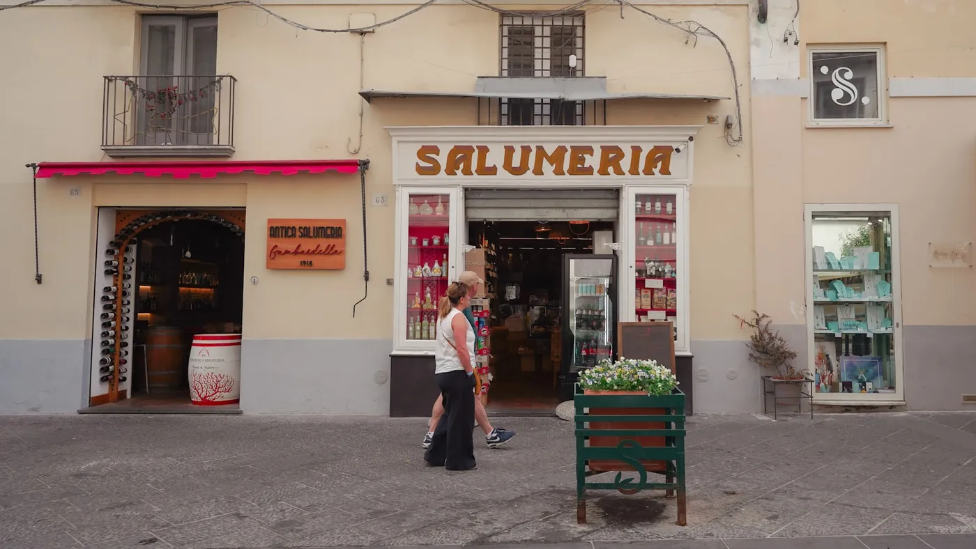 Persone davanti a un negozio di quartiere