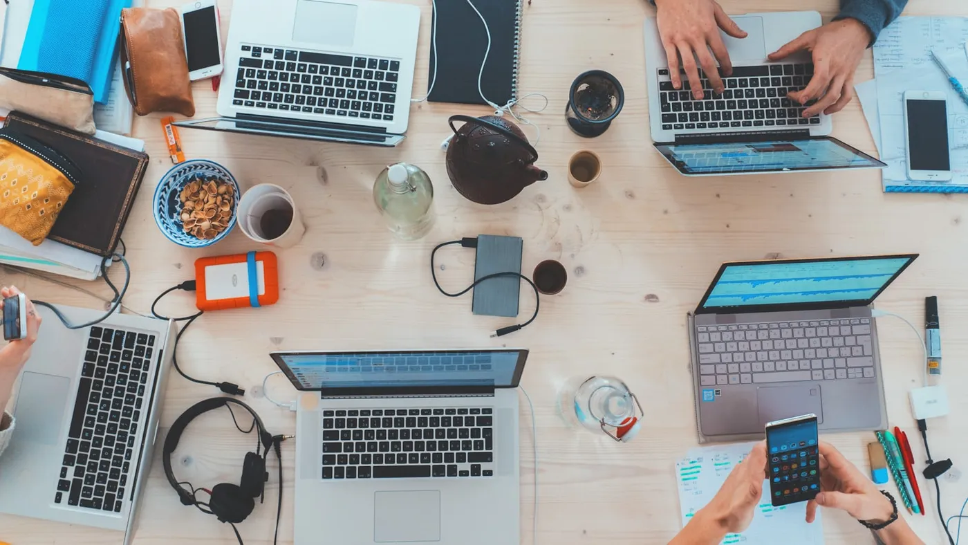 Postazione con monitor ampio per controllare i dati SEO del sito e le prestazioni nella ricerca