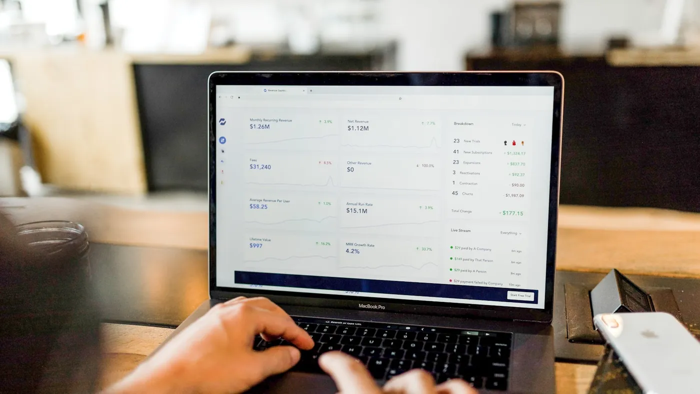 Budgetplanung zum Vergleich der Prioritäten von SEO und Google Ads