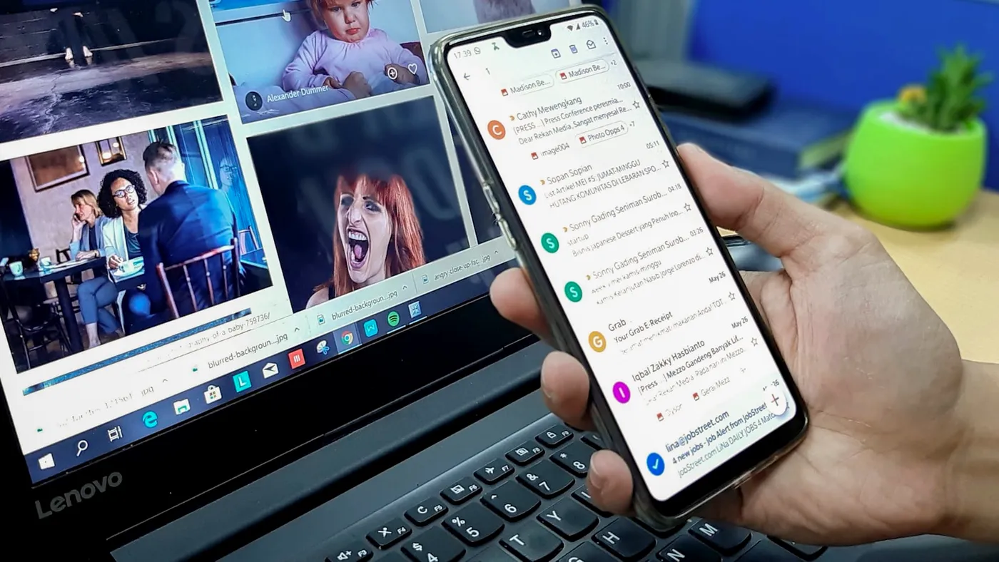 Persona che controlla risultati di performance su smartphone e laptop